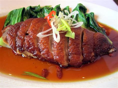  Bengbu's Three Treasures Roast Duck: A Symphony of Crispy Skin and Succulent Flavor