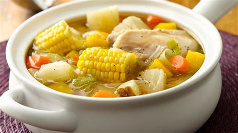 Sancocho de Gallina: A Soul-Warming Symphony of Herbs and Slow-Simmered Delights!