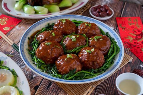  Sweet, Tangy Lion's Head Meatballs: A Culinary Odyssey into Zhenjiang Cuisine!