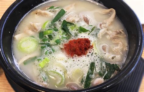  Dwaeji Gukbap: A Soul-Warming Broth and Spicy Chili Symphony for Your Taste Buds!