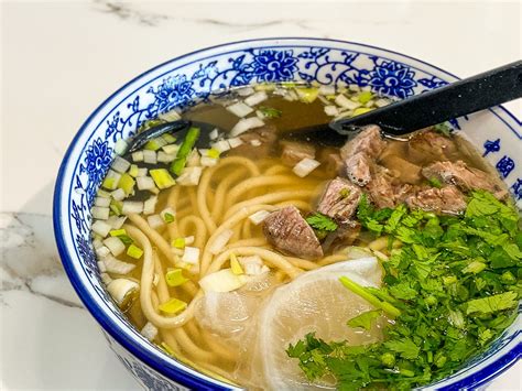  Hand-Pulled Lanzhou Noodles in Spicy Aromatic Broth: A Culinary Journey Through Tender Texture and Fiery Flavors!