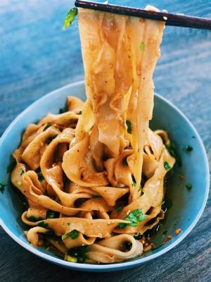  Hand-Pulled Noodles Slathered in Spicy Red Chili Oil: A Culinary Adventure for Your Taste Buds!