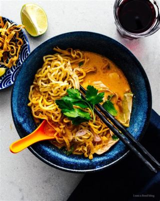  Khao Soi: A Symphony of Spicy Coconut Curry and Crunchy Noodles! 