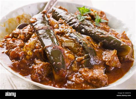  Khoresht-e Bademjan: A Hearty Stew Bursting with Sweet and Savory Aromas!