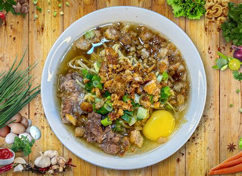 La Paz Batchoy – Indulge in a Symphony of Savory Pork Broth and Crispy Garlic Bits for an Unforgettable Flavor Experience!