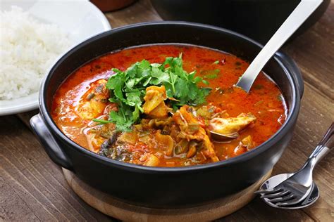 Moqueca Capixaba: A Tangy and Spicy Seafood Stew That Transports You Straight to Brazil’s Shores!