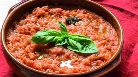 Pappa al Pomodoro! A Symphony of Rustic Flavors and Sun-Kissed Tomatoes