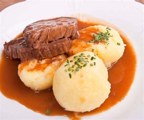 Rheinischer Sauerbraten? A Flavorful Fusion of Tangy Braised Beef and Sweet-Spiced Sauce Delight!