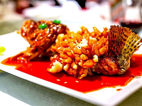  Sweet Fragrant Squirrel Mandarin Fish: Will This Hangzhou Delight Conquer Your Taste Buds With Its Crispy Delicacy and Tangy Sweetness?